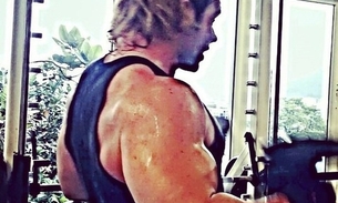 “Bombado”, Thor Batista posa malhando e tira onda com 'frangos'