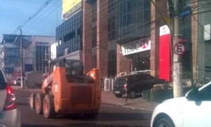 Tratores atrapalham trânsito até na avenida Djalma Batista