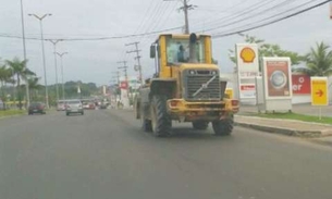 Trator atrapalha trânsito na Constantino Nery