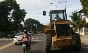 Trator atrapalha trânsito no Planalto
