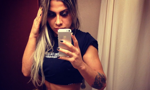 Ex-BBB Vanessa Mesquita posa de calcinha 