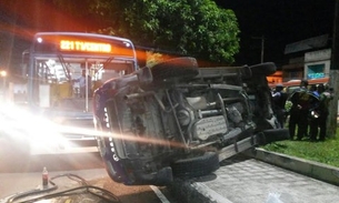 Viatura colide com ônibus e capota