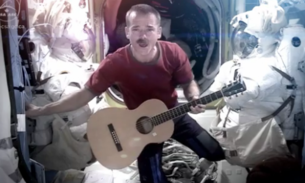 Astronauta se despede da ISS com música de David Bowie