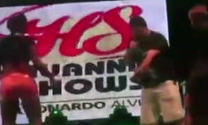Cantor escorrega e cai do palco em show 