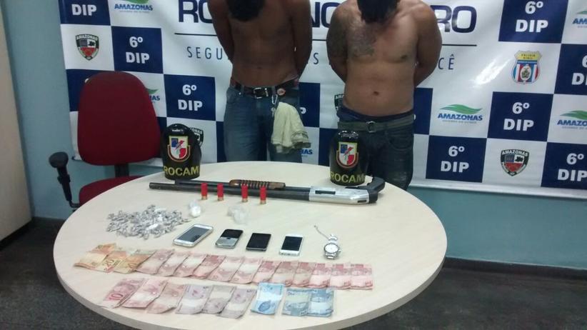 Com eles foram encontrados vários tipos de drogas (Foto: reprodução PM)