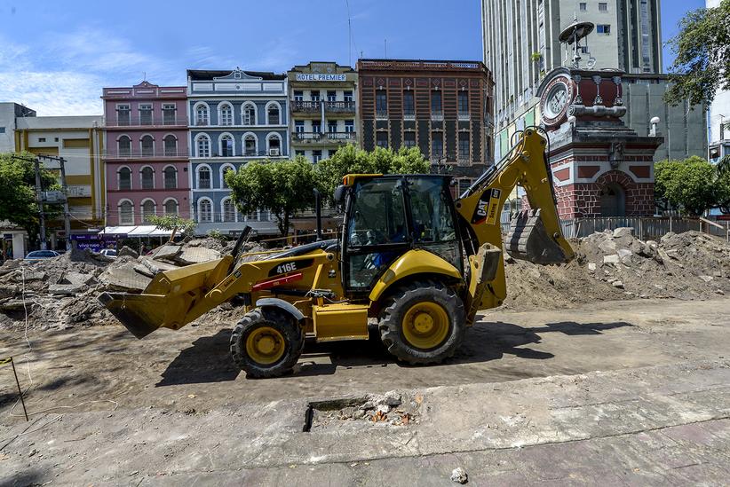 Máquinas escavam até nível dos paralelepípedos