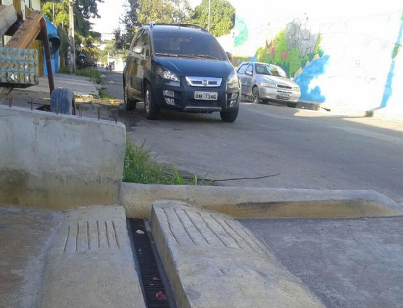 'Dono da Rua' fez um rego no meio do asfalto...