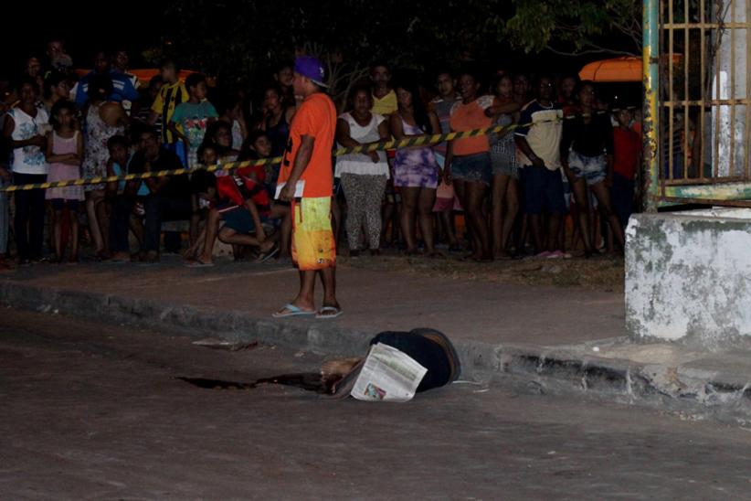 A vítima foi surpreendida com cinco tiros - foto: Max Seixas