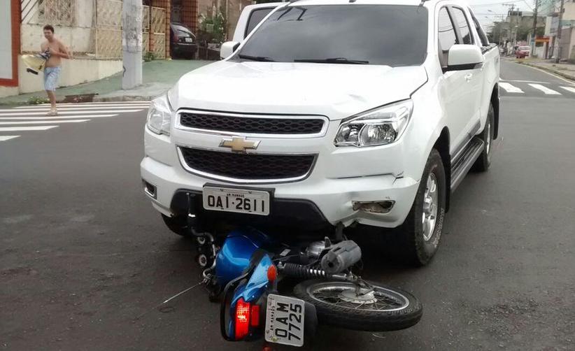 Na Ramos Ferreira moto foi parar embaixo do carro