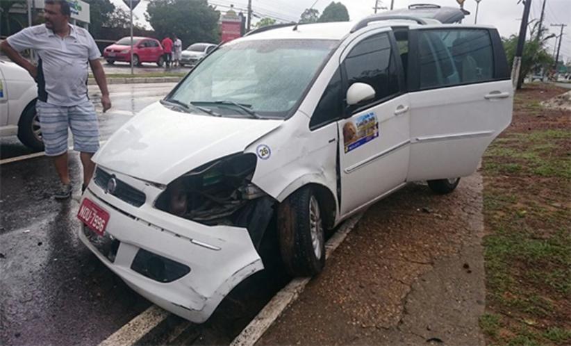 Na Cel. Teixeira, Ponta Negra, táxi detonou poste