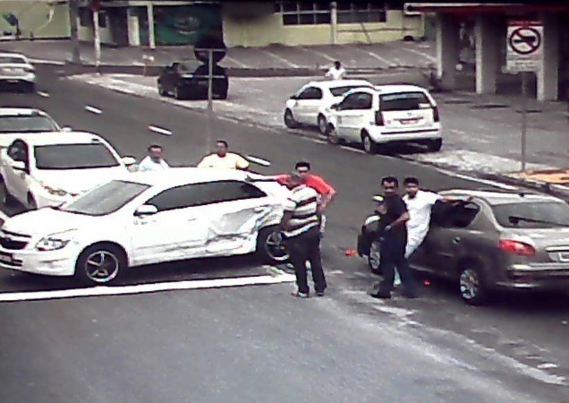 Veículos colidiram na Maceió com Para, no Vieiralves