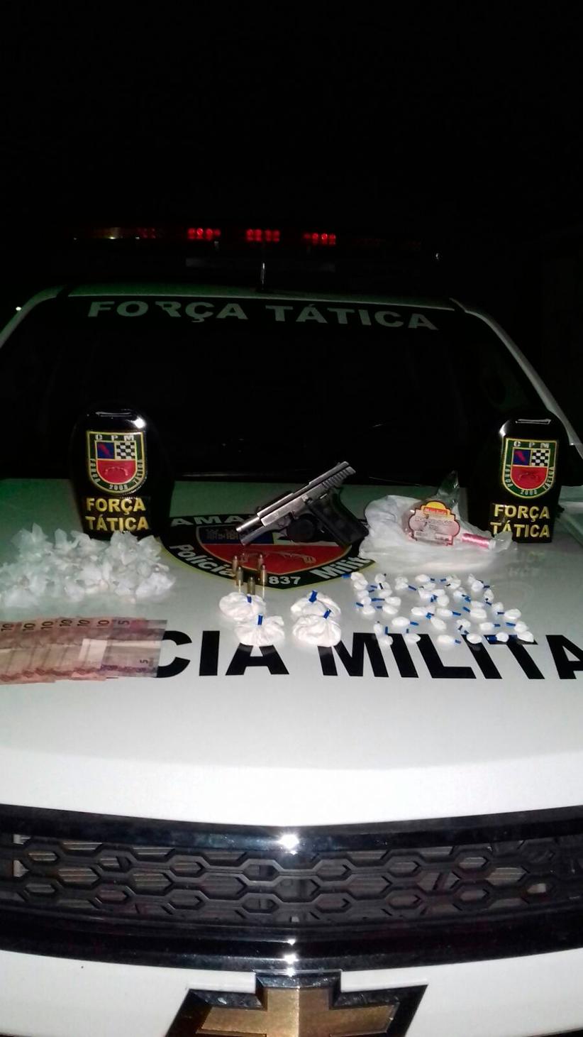Policiais militares da Força Tática chegaram até o jovem após denúncias anônimas de moradores (Foto: PMAM)