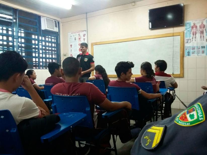 Policiais militares da 8ª Cicom realizaram uma palestra após o encontro do simulacro (Foto: PMAM)