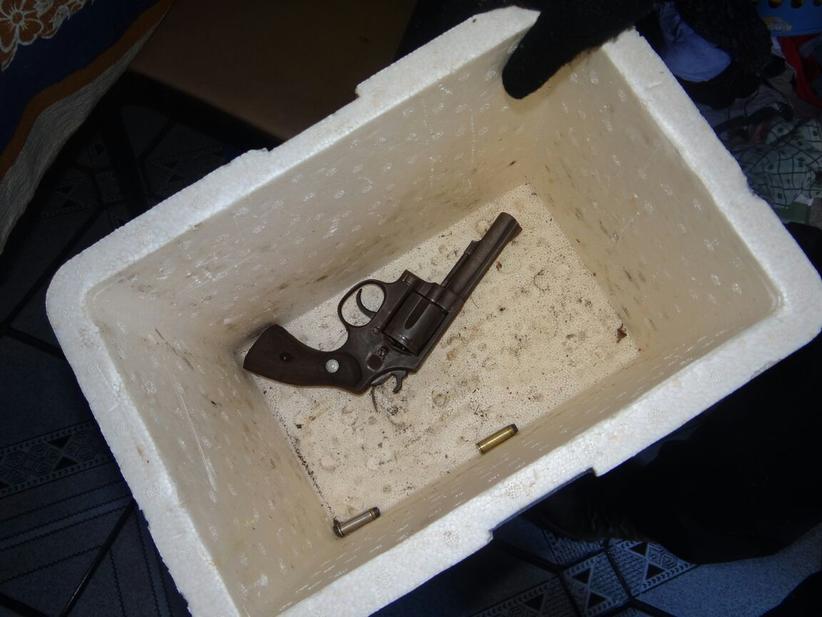 Jovem ficou na mira de uma arma enquanto o ex-namorado a violentava (Foto: PCAM)