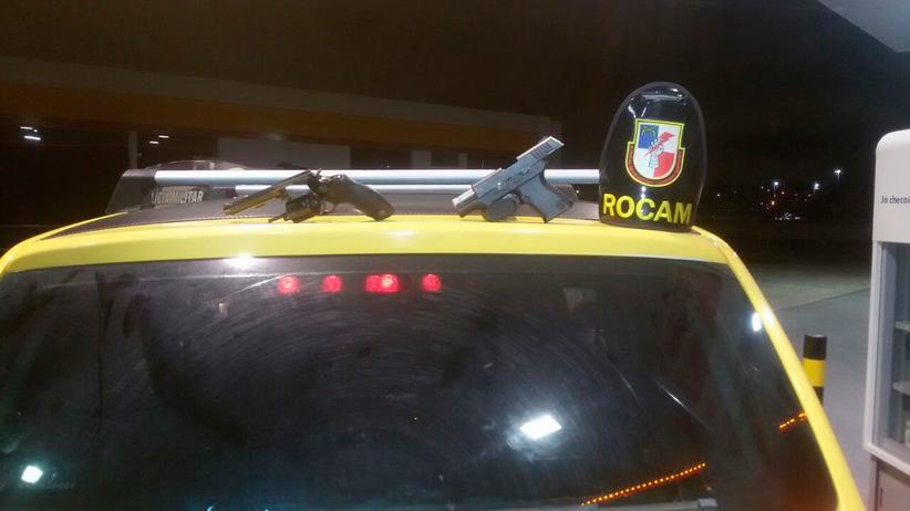 Dupla estava com duas armas em posto de combustível quando foi abordada pelos PMs (Foto: PMAM)