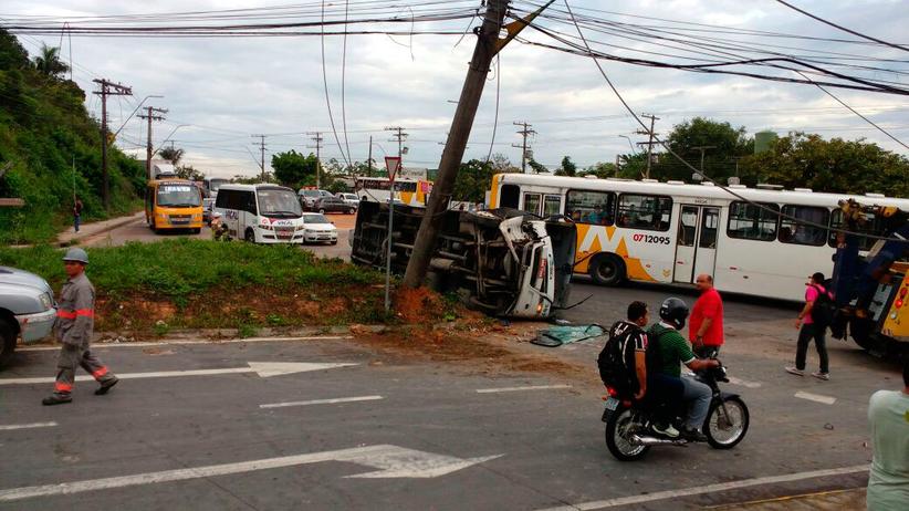 Trânsito ficou lento e gerou um engarrafamento por toda a extensão da avenida Buriti (Foto: Pedro Braga Jr. / Portal do Holanda)