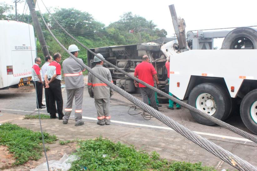 Com o impacto, fios de alta tensão caíram sobre o chão ainda com a corrente elétrica ligada (Foto: Pedro Braga Jr. / Portal do Holanda)