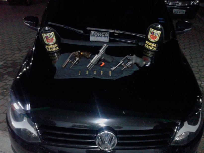 Carro usado pelo bando estava placa dianteira e isso chamou atenção dos policiais militares da Força Tática (Foto: PMAM)