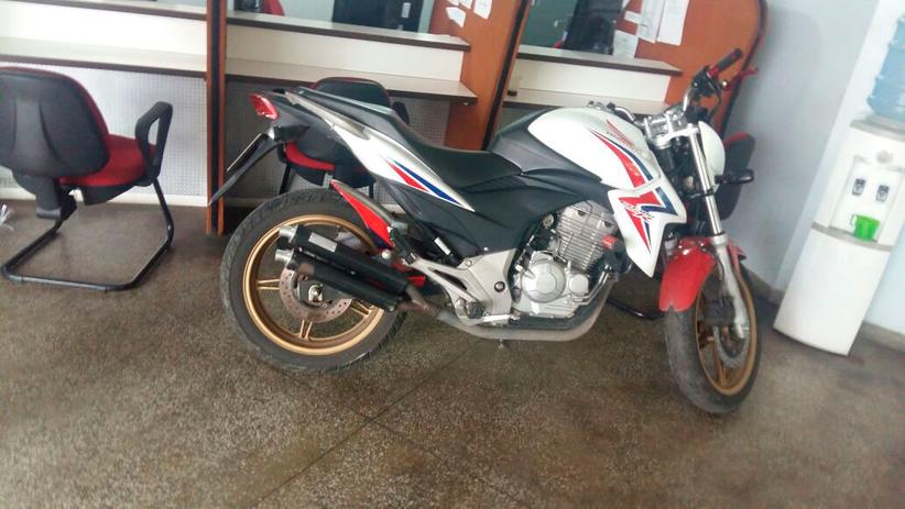Um dos suspeitos foi detido em posse de uma motocicleta roubada (Foto: PCAM)