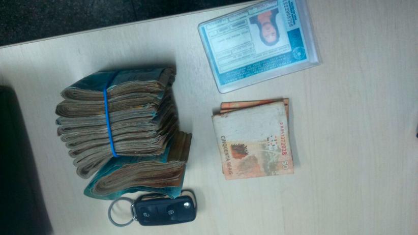 Mulher foi detida após tentar oferecer dinheiro aos PMs por sua liberdade (Foto: PMAM)