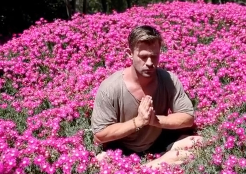 Chris Hemsworth surge em foto com corpo ultra musculoso sem camisa