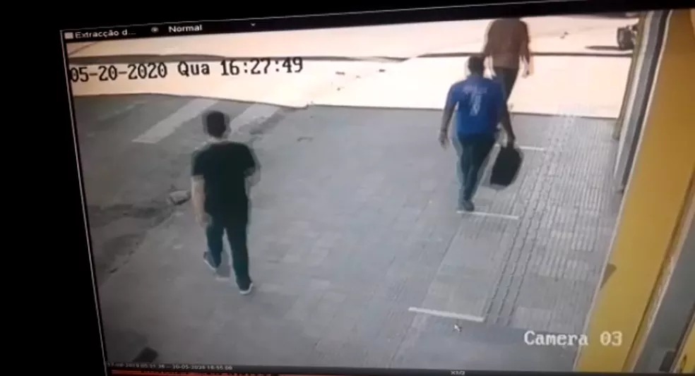 Câmera de segurança registrou quando empresário deixa agência com a mochila — Foto: Arquivo pessoal