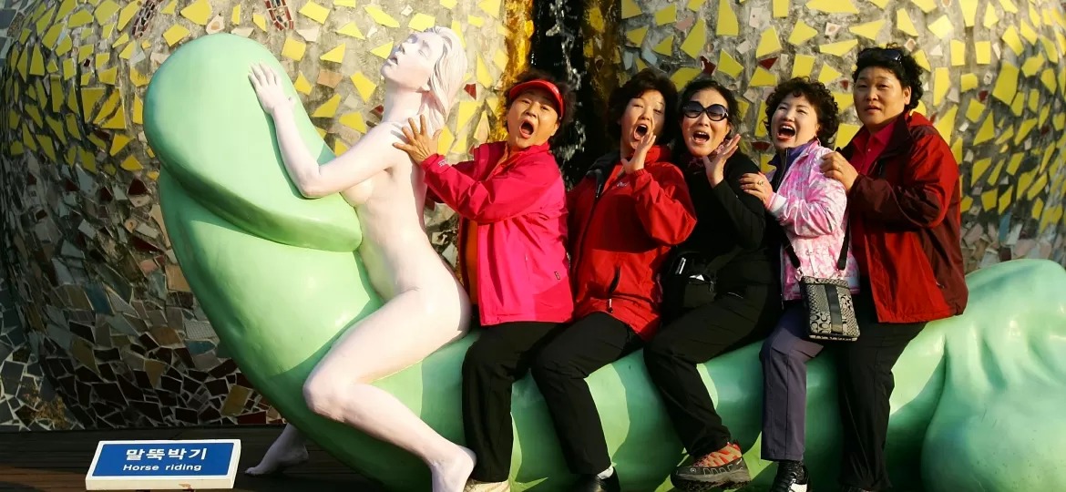 Visitantes do Jeju Loveland se divertem com as obras explícitas Imagem: Chung Sung-Jun/Getty Images
