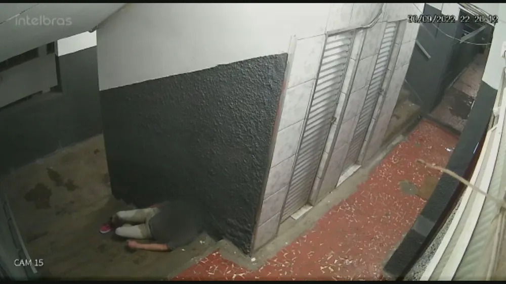 Vítima desmaiou e teve uma convulsão após sofrer um golpe de 'Boa noite, Cinderela' no Rio — Foto: Reprodução/ TV Globo