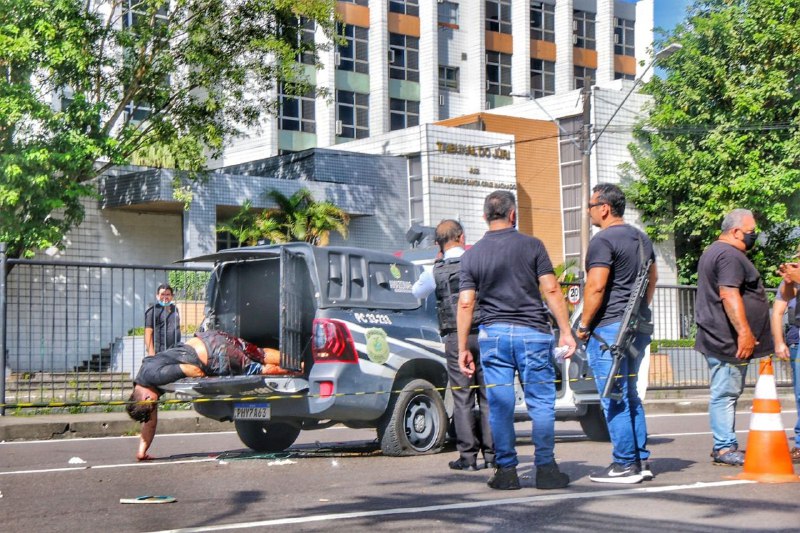 A viatura foi fuzilada enquanto estava a caminho do Fórum para levar detentos para a audiência de custódia. - Foto: Jander Rosbon / Portal do Holanda