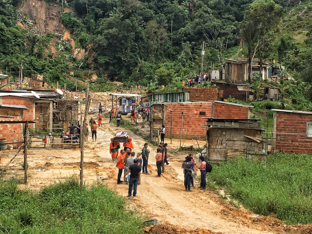 Equipes se mobilizam para isolar área e evitar novos desastres no local
