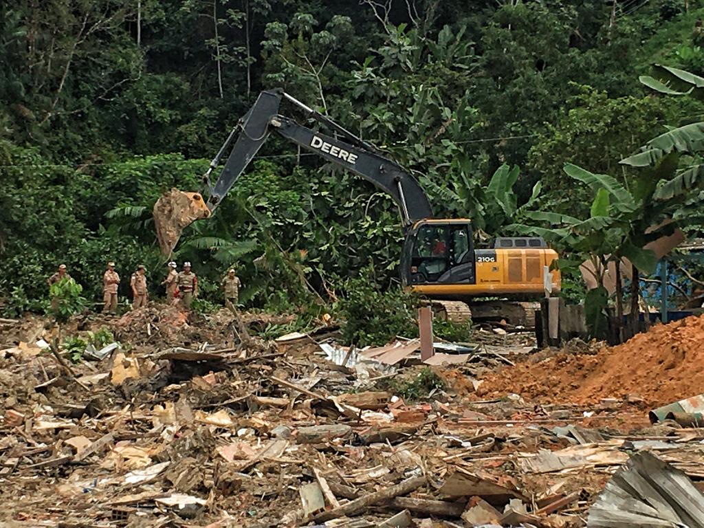 Bombeiros acompanharam resgate durante toda a manhã