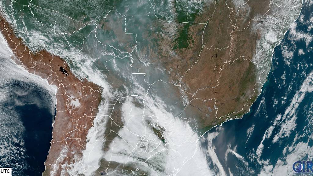 Imagens de satélite registram fumaça de incêndios mais próximas de MT e SP após aproximação de frente fria pelo Sul do Brasil - Divulgação - 23.ago.2024/RAMMB/Cira/Noaa