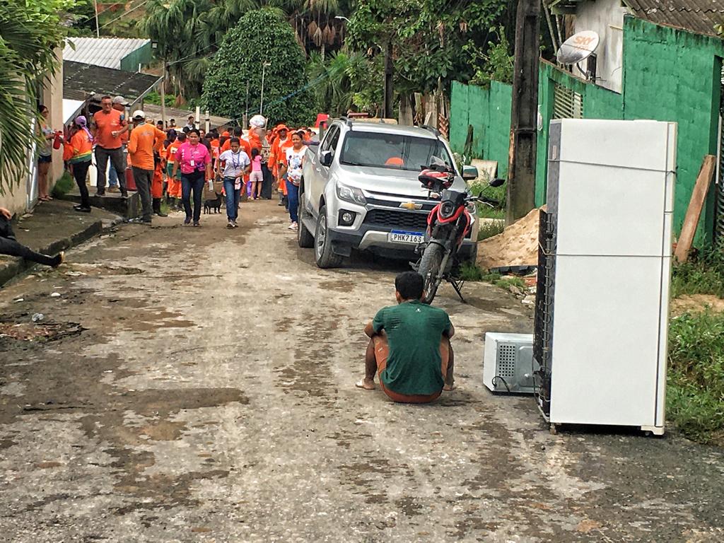 Morador senta cansado no meio da rua ao lado de eletrodomésticos resgatados