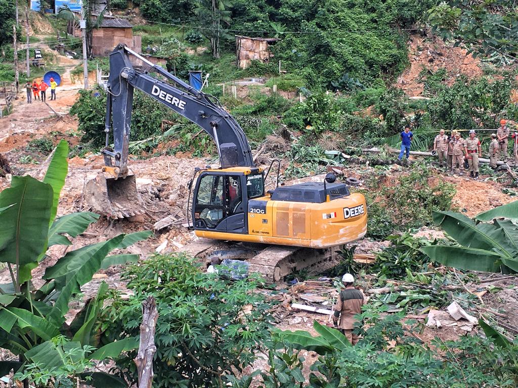 Homens e máquinas estão no local para tentar tirar lama e entulho
