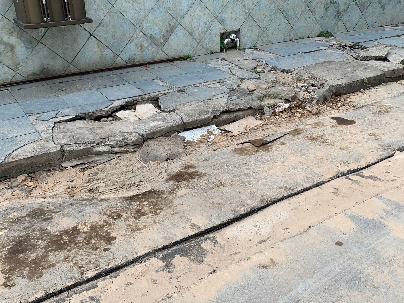 Obra da Águas de Manaus deixou várias casas comprometidas no bairro Japiim, segundo moradores. Foto: Caio Guarlotte/ Portal do Holanda.