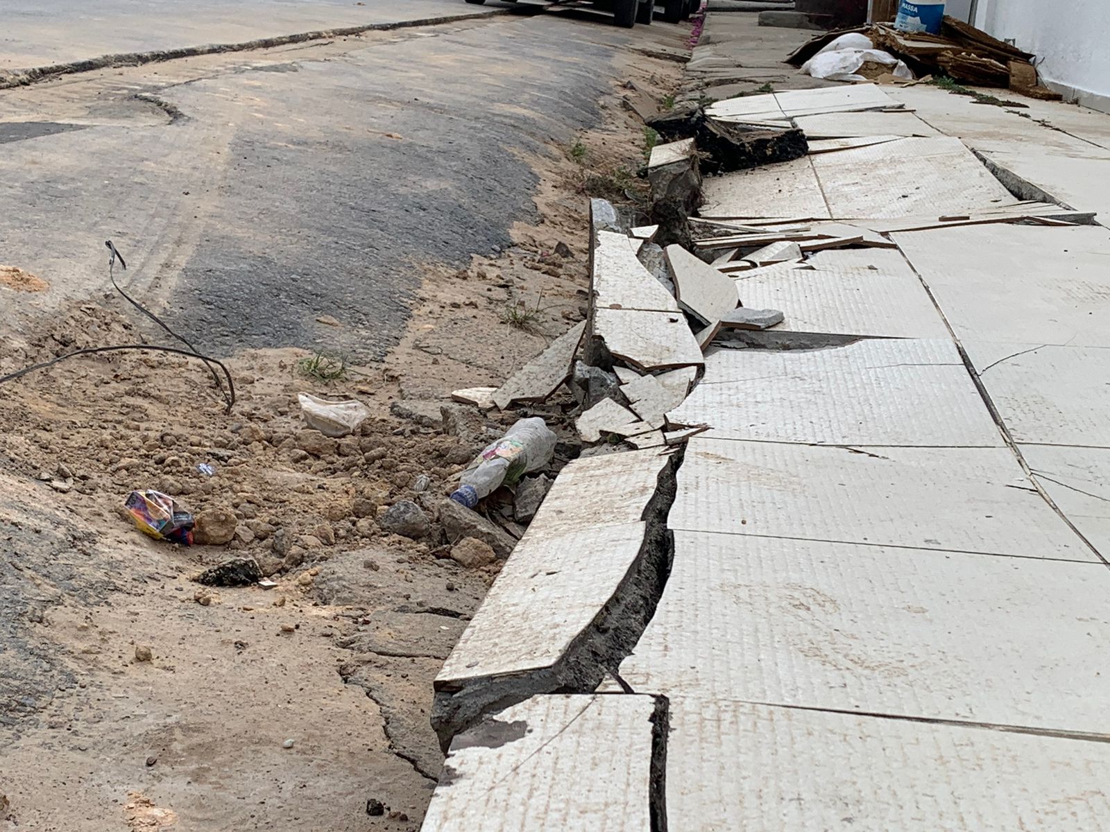 Solo deteriorado prejudica passagem de pedestres, principalmente idosos e PCD's. Foto: Caio Guarlotte/ Portal do Holanda