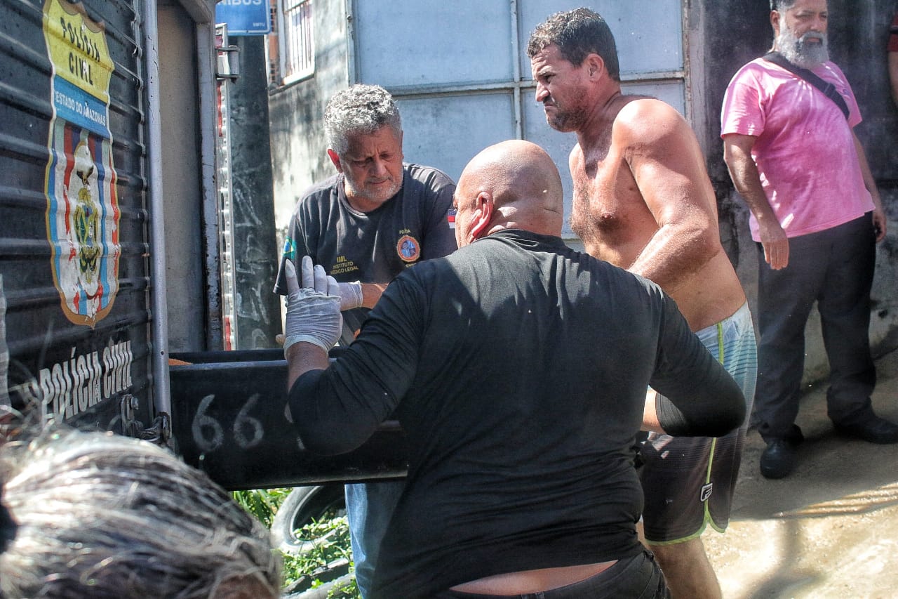 Vizinhos da vítima ajudaram a carregar o corpo de Alexandra ao carro do iML.