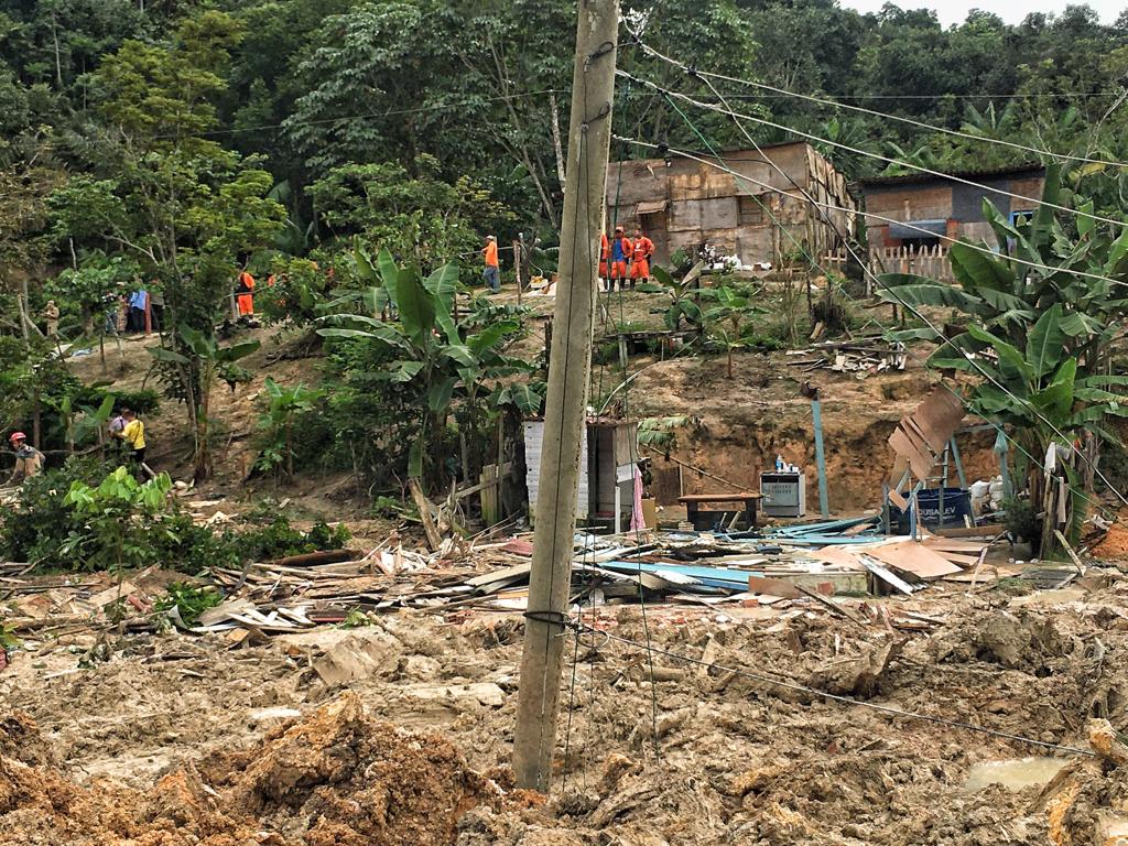 Lama de barranco deslizou levando tudo pela frente durante a madrugada