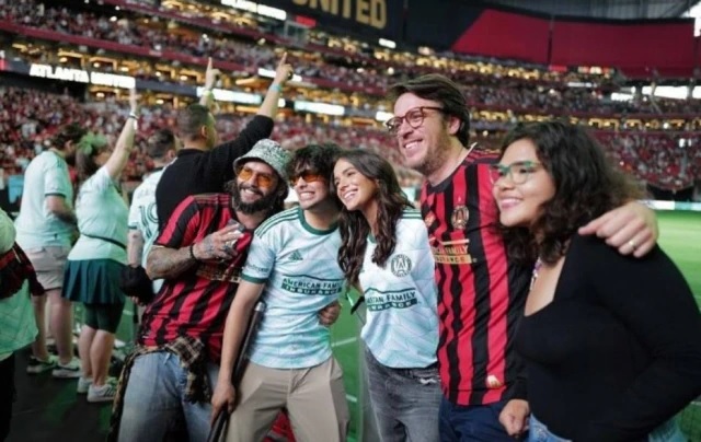 Atores são fotografados juntos em uma partida de futebol no Mercedes-Benz Stadium, em Atlanta. Foto: Instagram/@xolosphotos