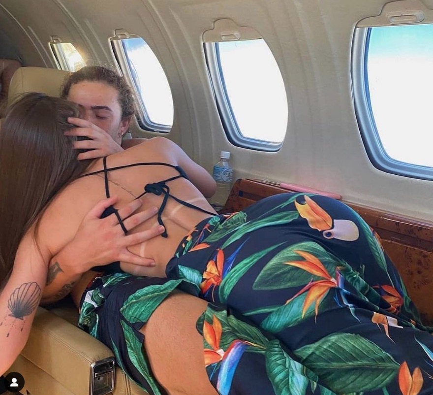 Whindersson tasca beijos apaixonados na nova namorada, em jatinho. Foto: Instagram