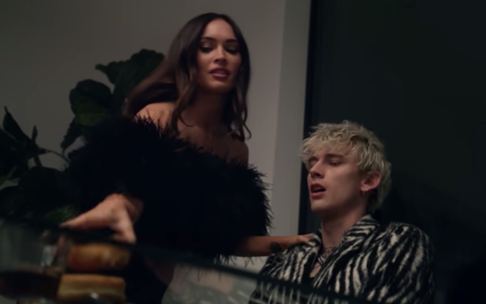 Megan e Machine Gun Kelly se apaixonaram durante filmagens.