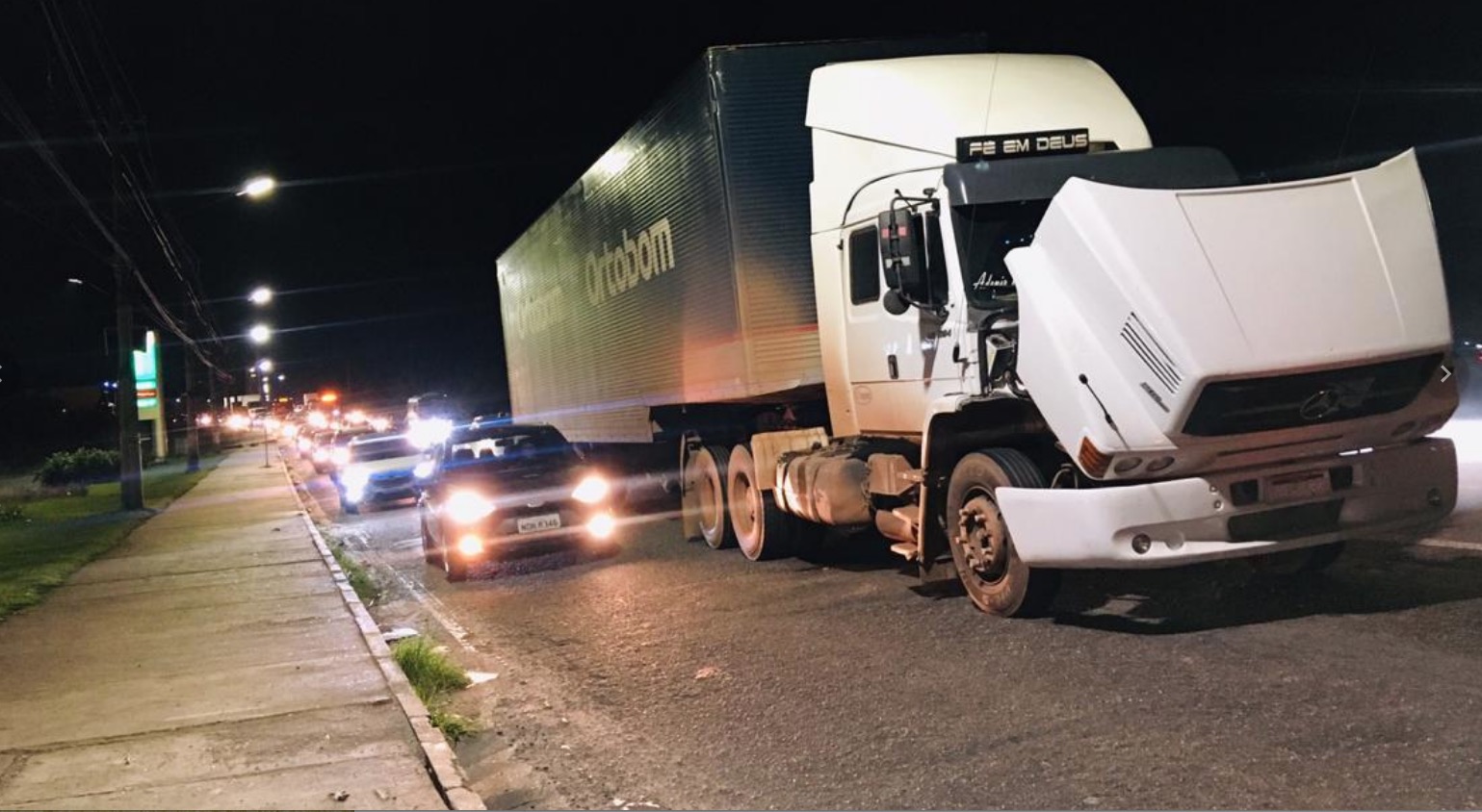Caminhão em pane agrava congestionamento na Avenida das Torres. Foto: Caio Guarlotte/Portal do Holanda
