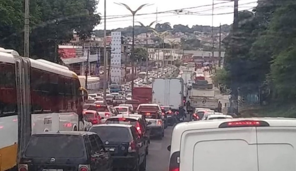 Fim de tarde no Coroado e Ouro Verde foi marcado por vias paradas. Foto: Instagram/Trânsito Manaus