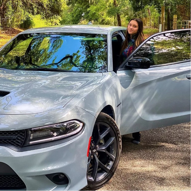 Sofia com o carro modelo Dodge Charger - Foto: Reprodução Instagram