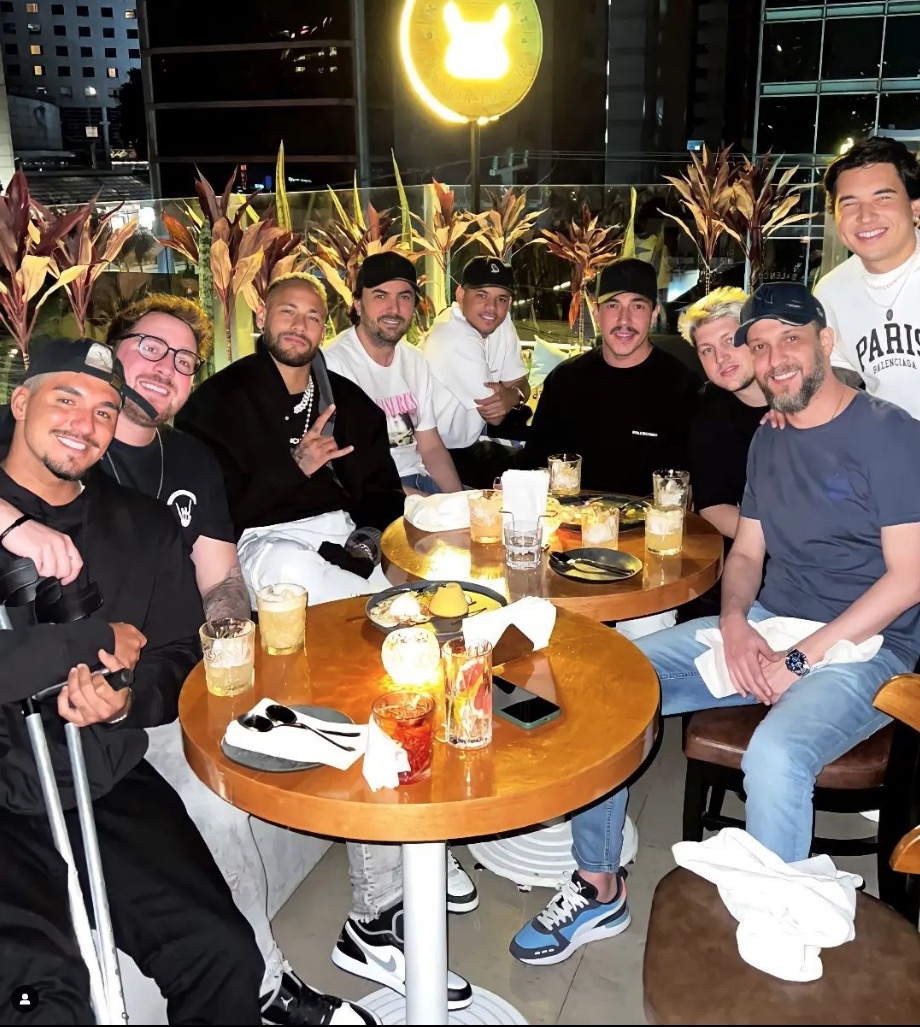 Neymar sem aliança em jantar com Medina e amigos - Foto: Reprodução Instagram
