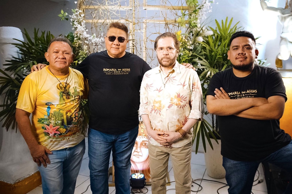 Artista Juarez Lima, cantor David Assayag, senador Plínio Valério e o designer da Romaria, Thiago Lima. - Foto: Divulgação