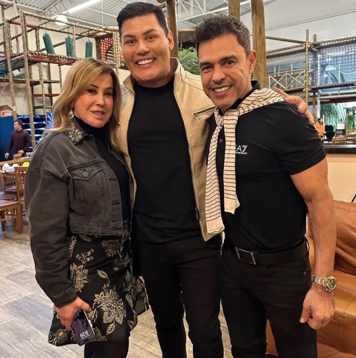 Zezé e Zilu posam com amigo no aniversário do filho de Wanessa.