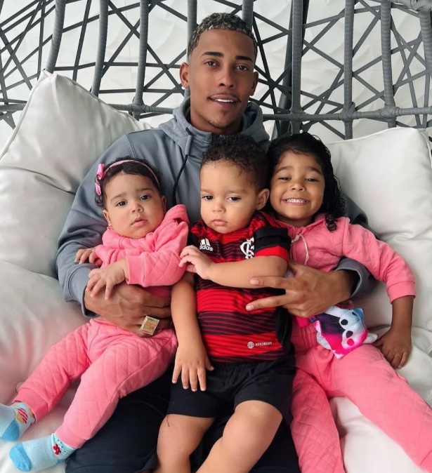 Poze com os 3 filhos - Foto: Reprodução/Instagram