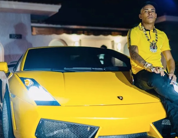 Poze ostentando carro de R$ 1 milhão em Miami em 2022 - Foto: Reprodução/Instagram