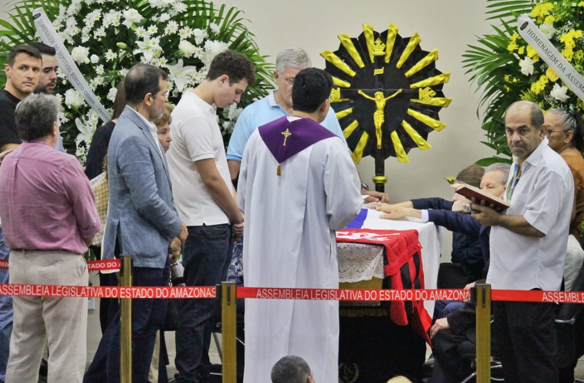 Padre abençoando Arthur Bisneto - Foto: Jander Lobato/Portal do Holanda 